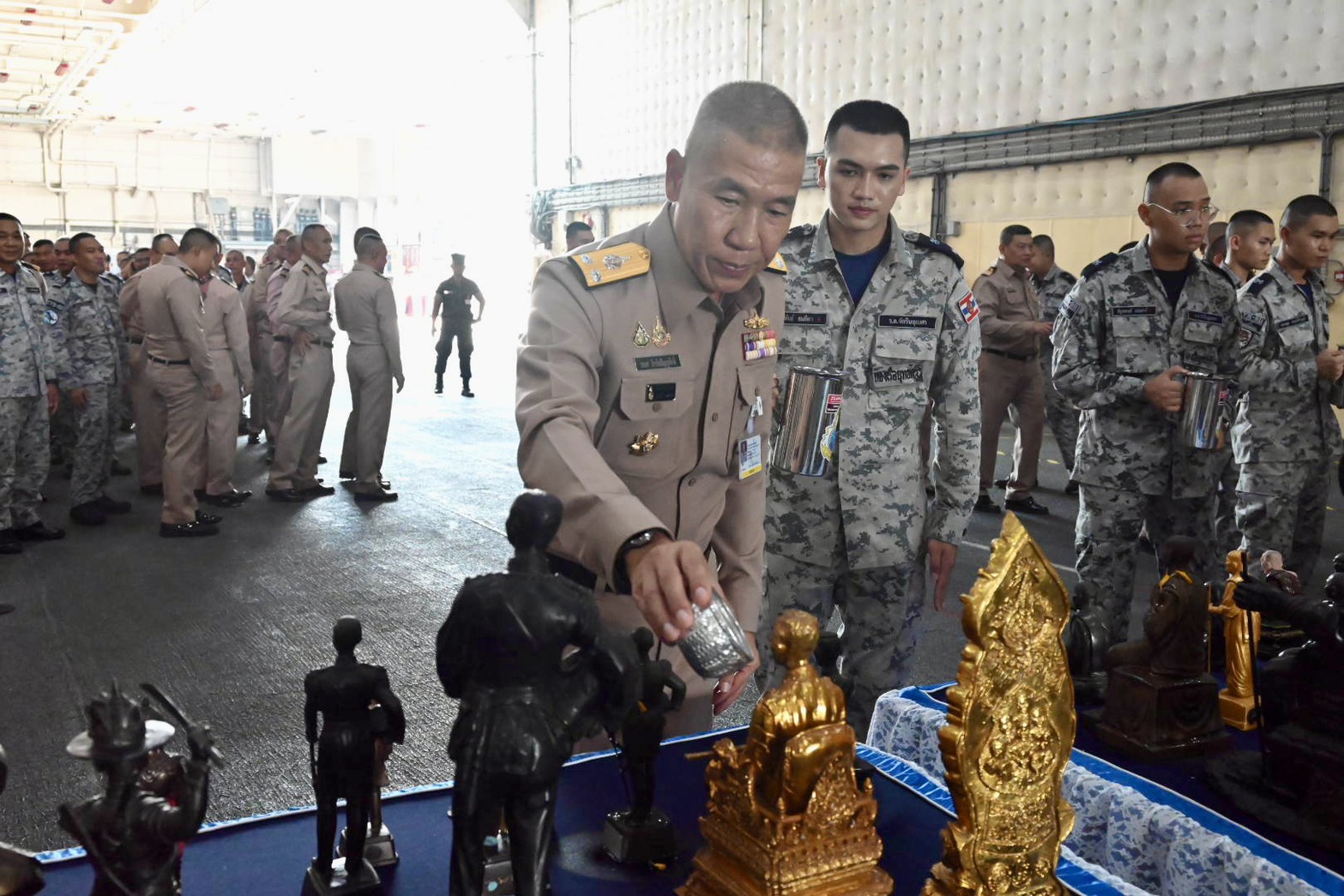 พล.ร.ต.ธเนศ ธีรชัยธัญญศักดิ์ ผบ.กบฮ. เป็นประธานในพิธีสรงน้ำพระเนื่องในเทศกาลวันสงกรานต์