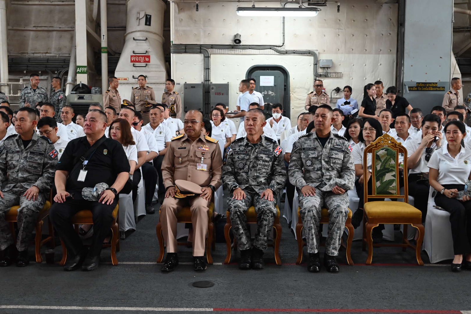 พล.ร.ต.ธเนศ ธีรชัยธัญญศักดิ์ ผบ.กบฮ. ให้การรับรอง พล.ร.อ.กรวิทย์ ฉายะรถี ผบ.กร. ในการสาธิตการปฏิบัติการทางทหาร แก่คณะนักศึกษา วปอ. และ วปอ.บอ. บน ร.ล.จักรีนฤเบศร