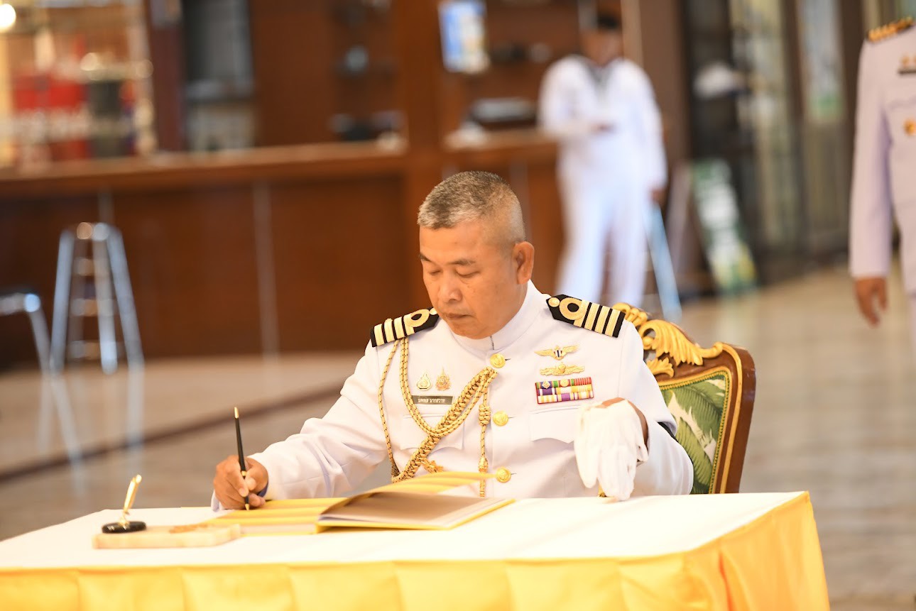 พล.ร.ต.ธเนศ ธีรชัยธัญญศักดิ์ ผบ.กบฮ. มอบหมายให้ น.อ.นพพล นากสวาท เสธ.กบฮ. เป็นผู้แทน ร่วมในพิธีลงนามถวายพระพรชัยมงคล เนื่องในวันฉัตรมงคล ประจำปี พ.ศ.๒๕๖๙