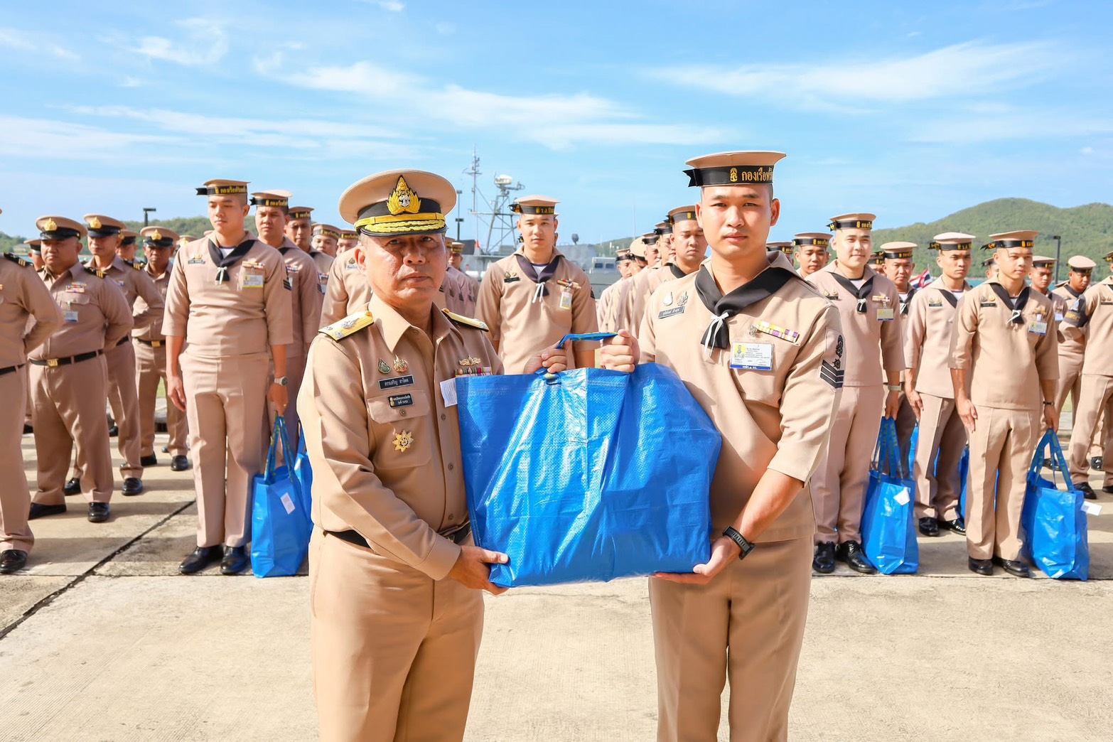 พลเรือตรี สรรเสริญ  สาโดด ผู้บัญชาการกองเรือฟริเกตที่ 1 กองเรือยุทธการ เป็นประธานฯ ในการมอบสิ่งของอุปโภคบริโภคให้แก่กำลังพล